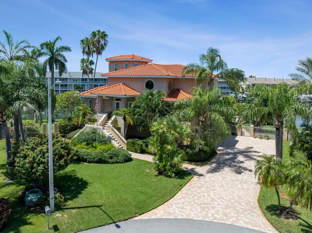 205 6TH STREET E Tierra Verde, FL 33715