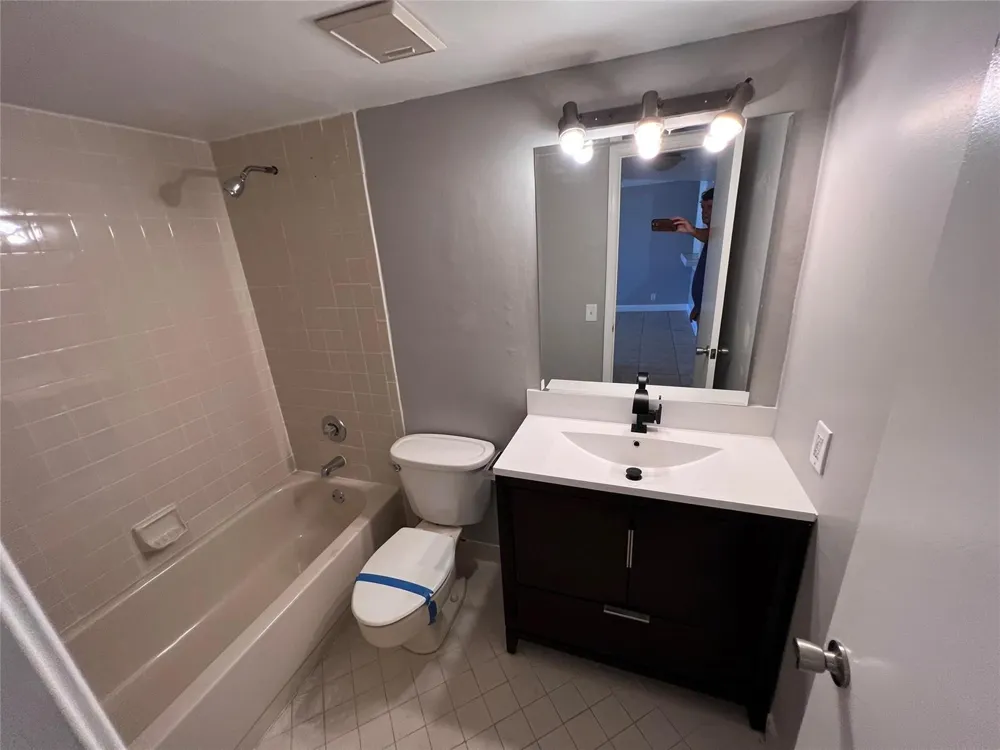 118 Lake Emerald Drive #103 Oakland Park, FL 33309