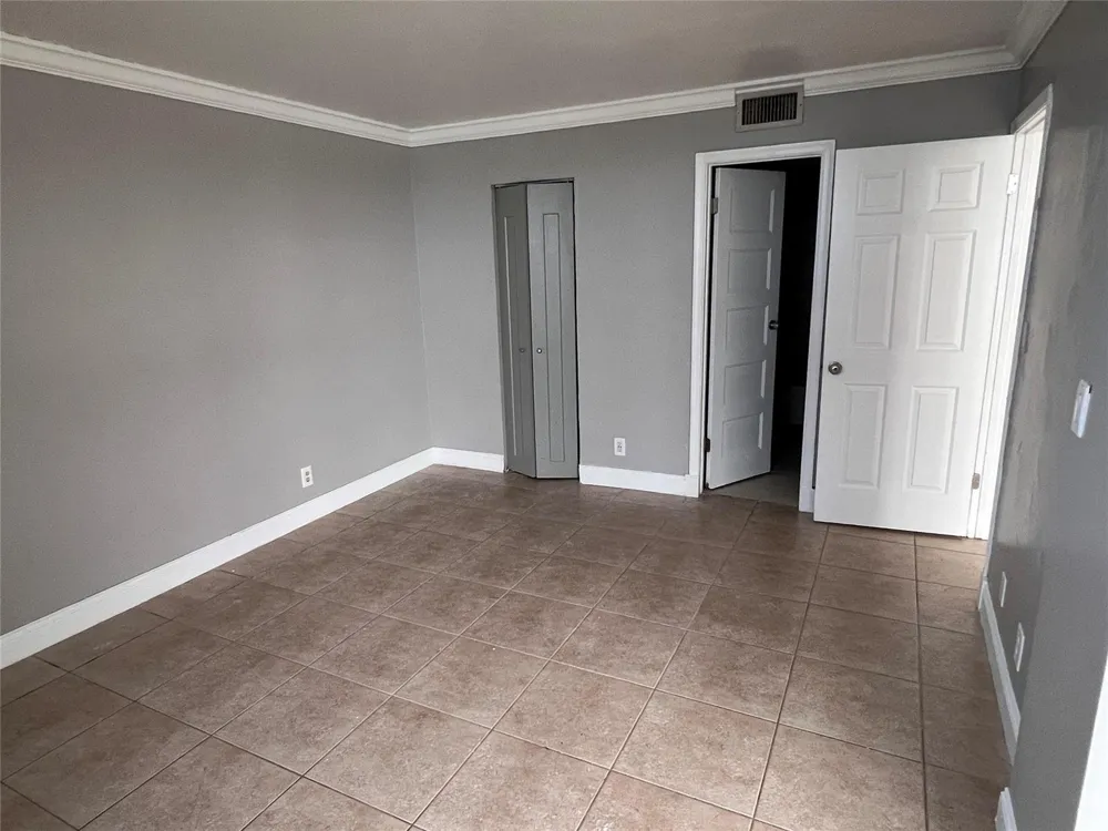 118 Lake Emerald Drive #103 Oakland Park, FL 33309