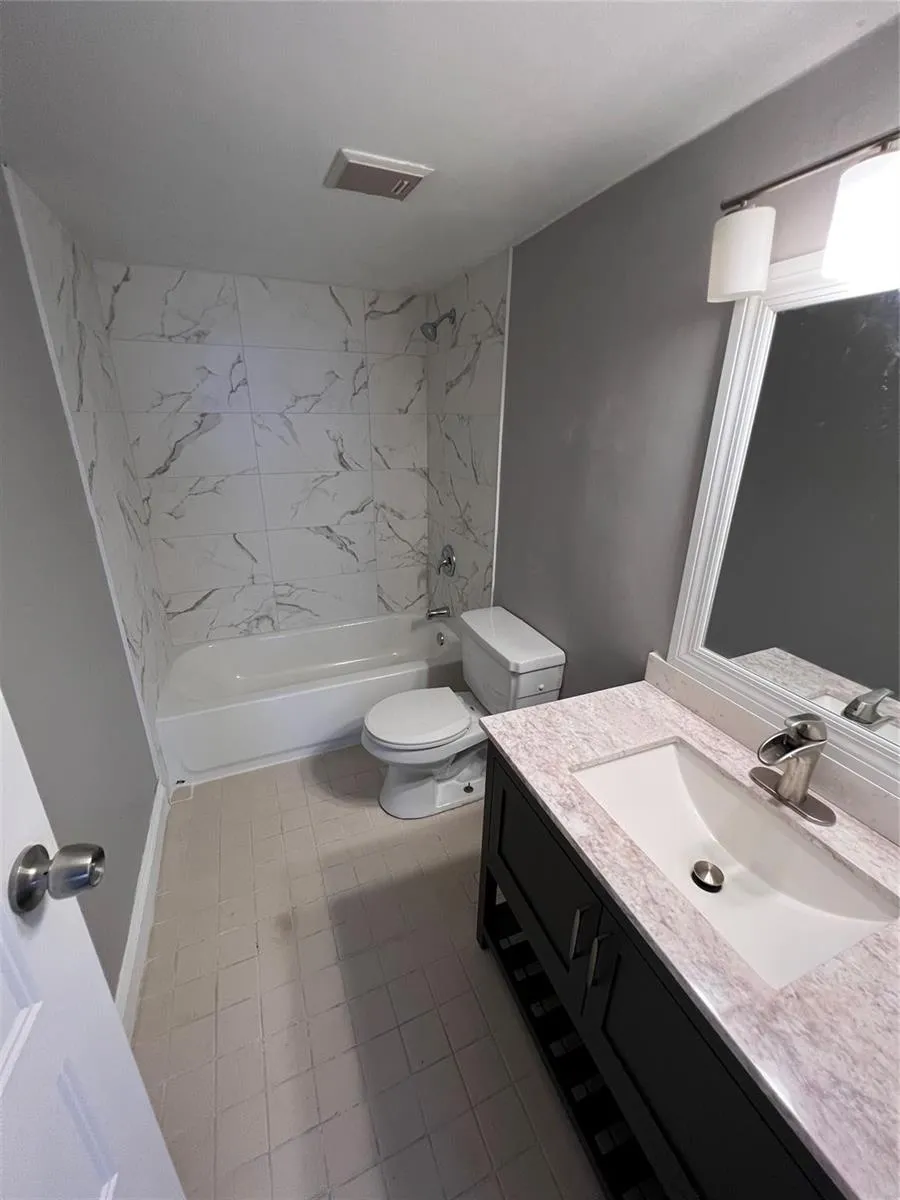 118 Lake Emerald Drive #103 Oakland Park, FL 33309