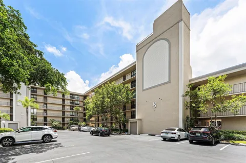 8 ROYAL PALM WAY #6040