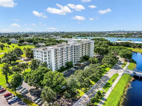 3300 Palm Aire Dr #910
