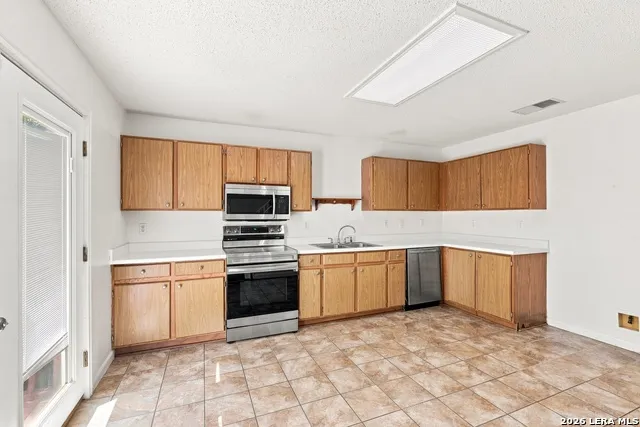 8018 CHESTNUT BLUFF DR Converse, TX 78109