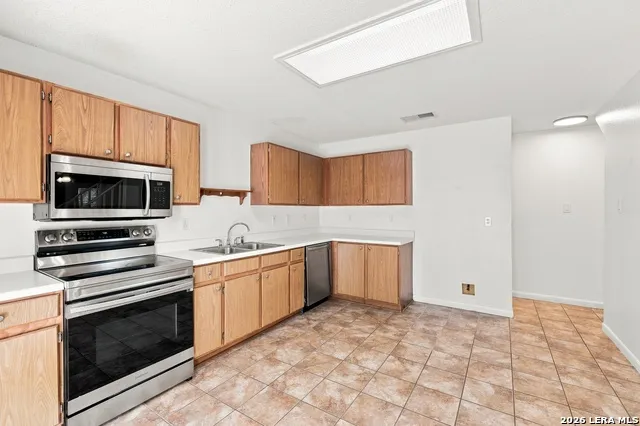 8018 CHESTNUT BLUFF DR Converse, TX 78109