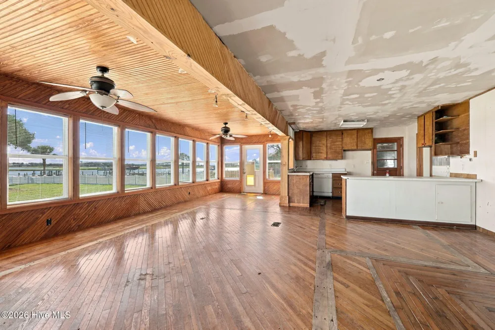 563 Neptune Drive Cape Carteret, NC 28584