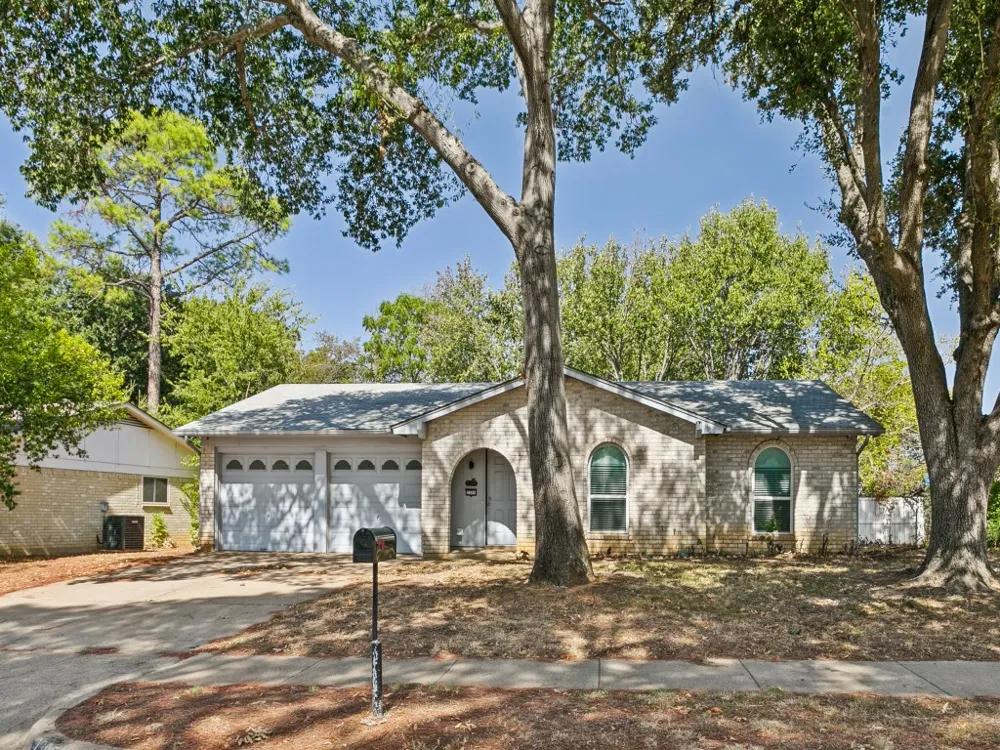 2305 Harvard Drive Arlington, TX 76015