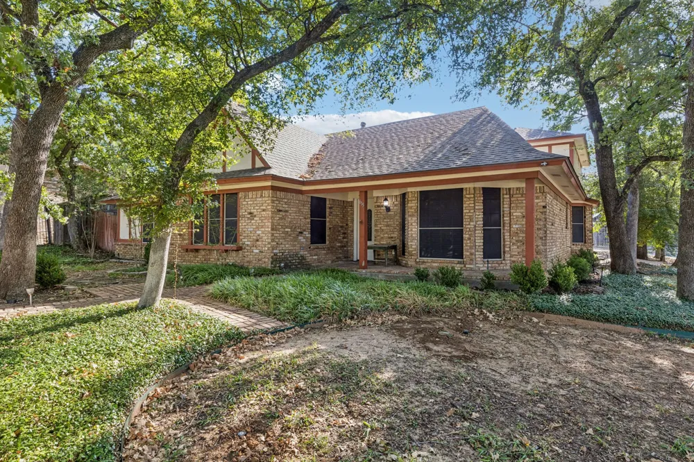 615 Country Green Lane Arlington, TX 76011