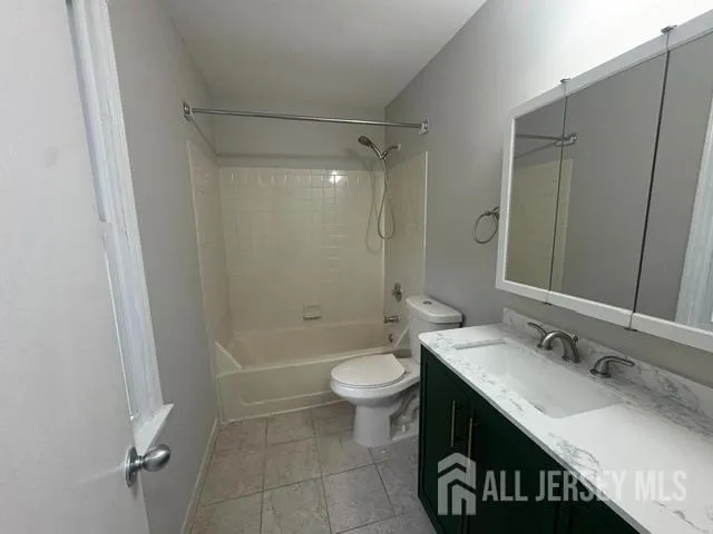 81 Woodmere Drive Parlin, NJ 08859
