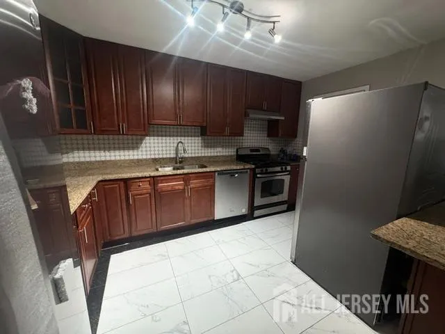 81 Woodmere Drive Parlin, NJ 08859