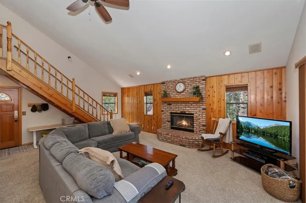 31310 Oakleaf Running Springs, CA 92382