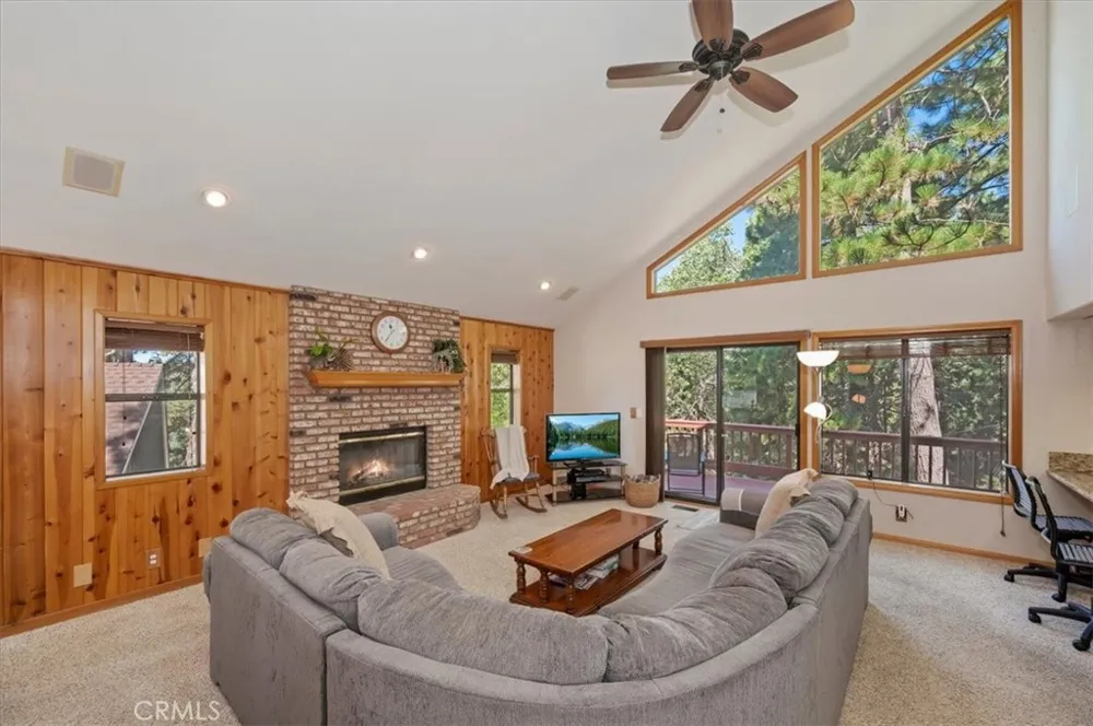 31310 Oakleaf Running Springs, CA 92382