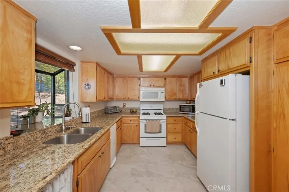31310 Oakleaf Running Springs, CA 92382