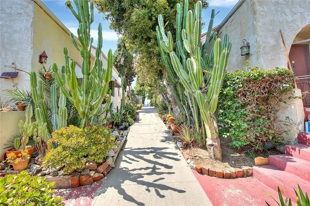 1752 Lucretia Avenue Los Angeles, CA 90026