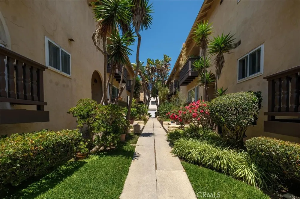8155 Manitoba Street #12 Playa del Rey, CA 90293