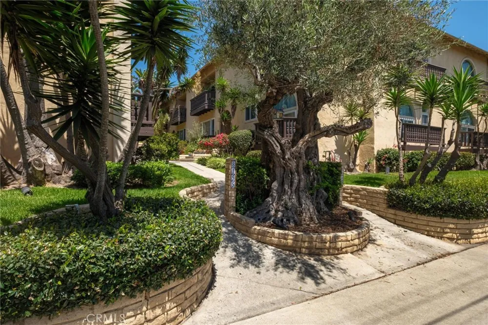 8155 Manitoba Street #12 Playa del Rey, CA 90293