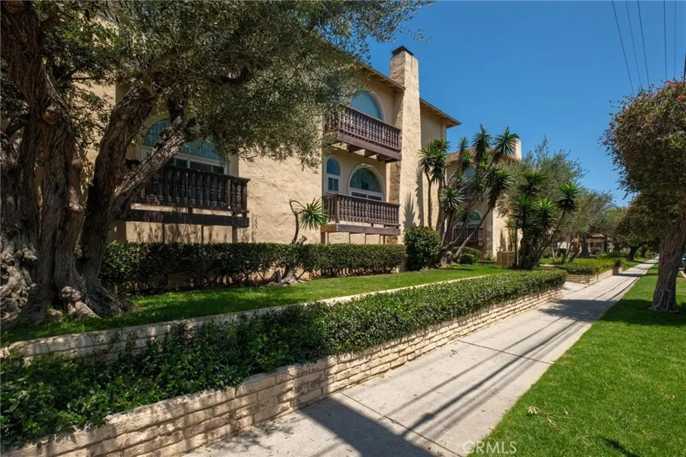 8155 Manitoba Street #12 Playa del Rey, CA 90293