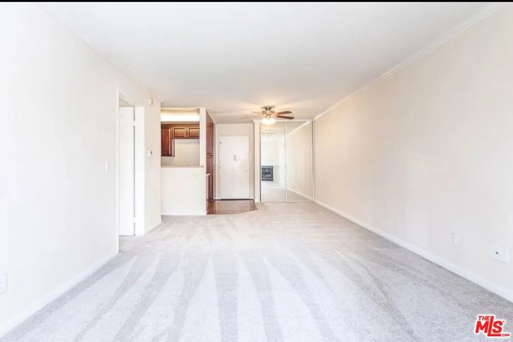 5530 Owensmouth Avenue #219 Woodland Hills, CA 91367