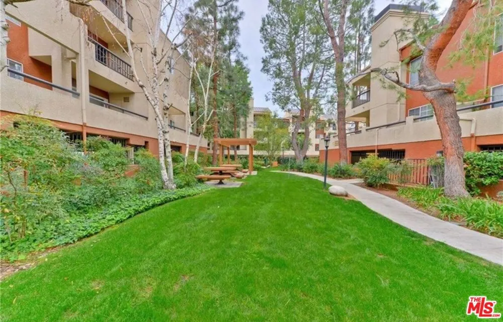 5530 Owensmouth Avenue #219 Woodland Hills, CA 91367