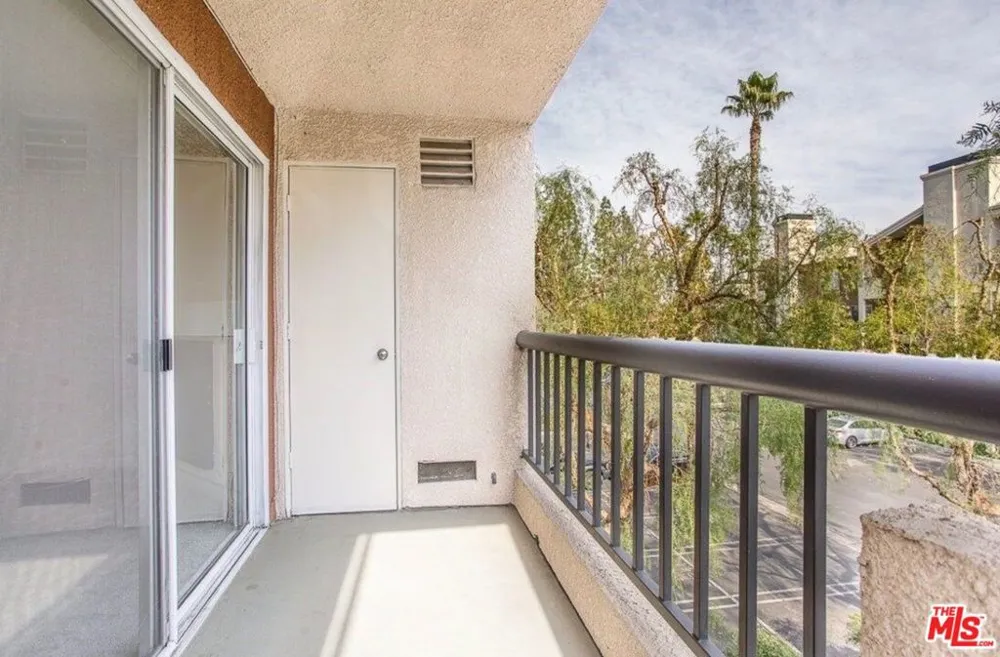 5530 Owensmouth Avenue #219 Woodland Hills, CA 91367