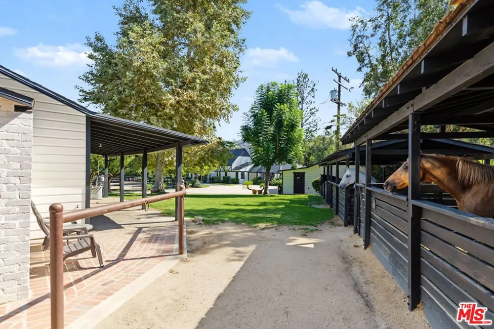 1752 Riverside Drive Glendale, CA 91201