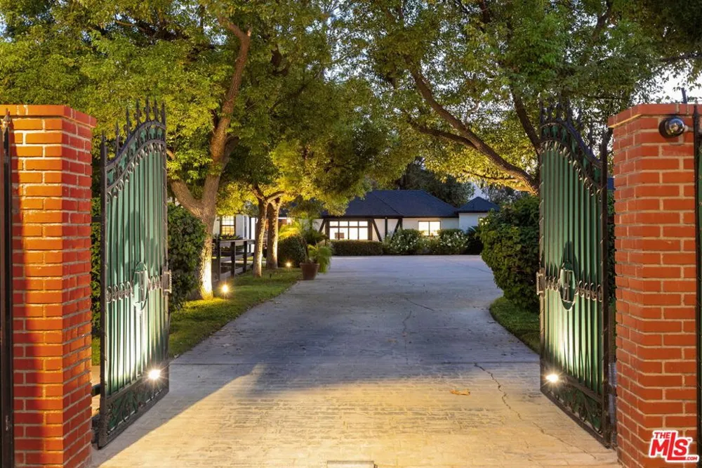 1752 Riverside Drive Glendale, CA 91201