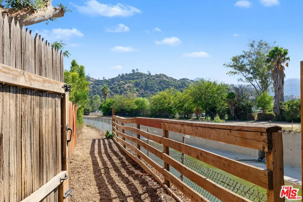 1752 Riverside Drive Glendale, CA 91201