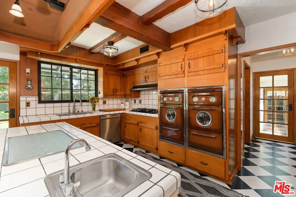 1752 Riverside Drive Glendale, CA 91201