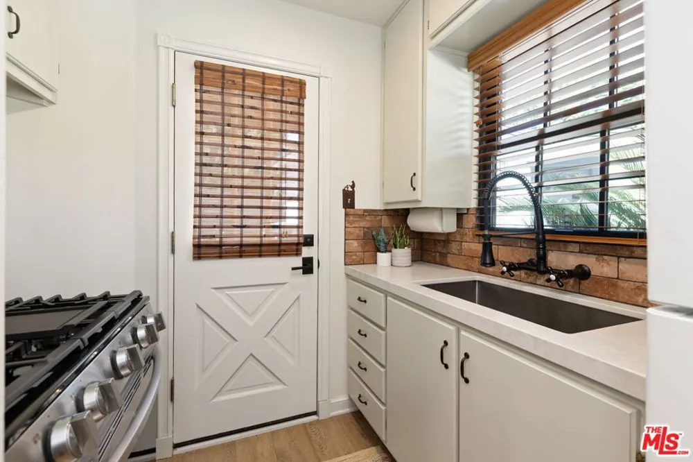 1752 Riverside Drive Glendale, CA 91201