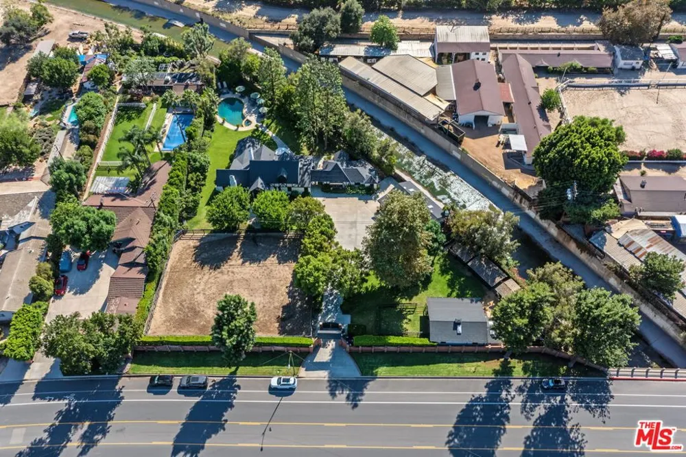 1752 Riverside Drive Glendale, CA 91201