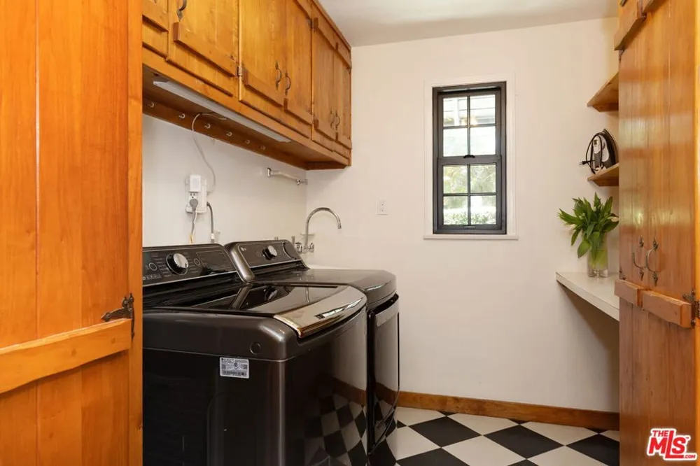 1752 Riverside Drive Glendale, CA 91201