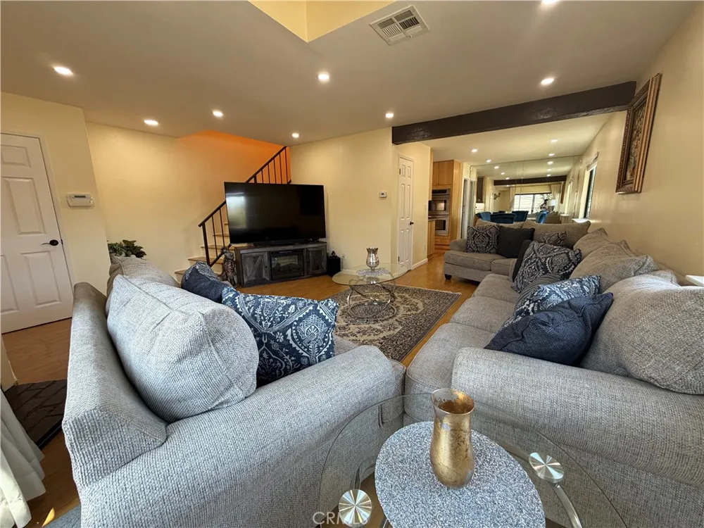 19231 Sherman Way #36 Los Angeles, CA 91335