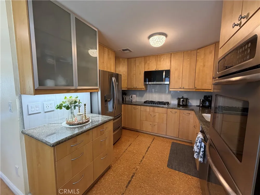 19231 Sherman Way #36 Los Angeles, CA 91335