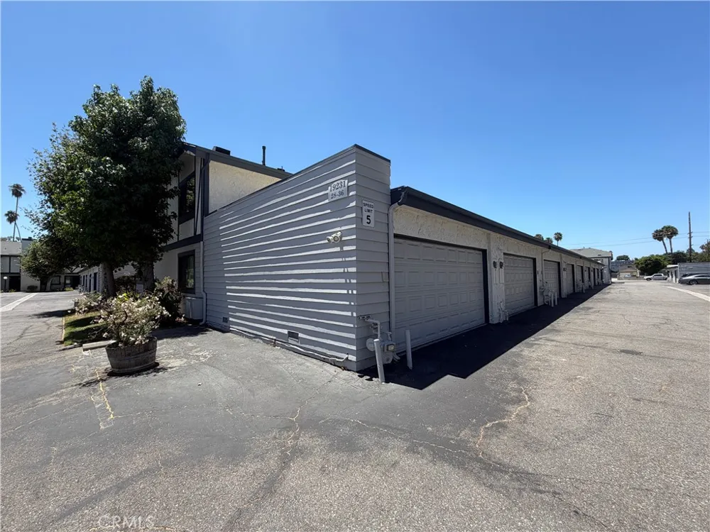 19231 Sherman Way #36 Los Angeles, CA 91335