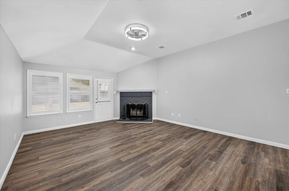 3203 Yeltes Grand Prairie, TX 75054