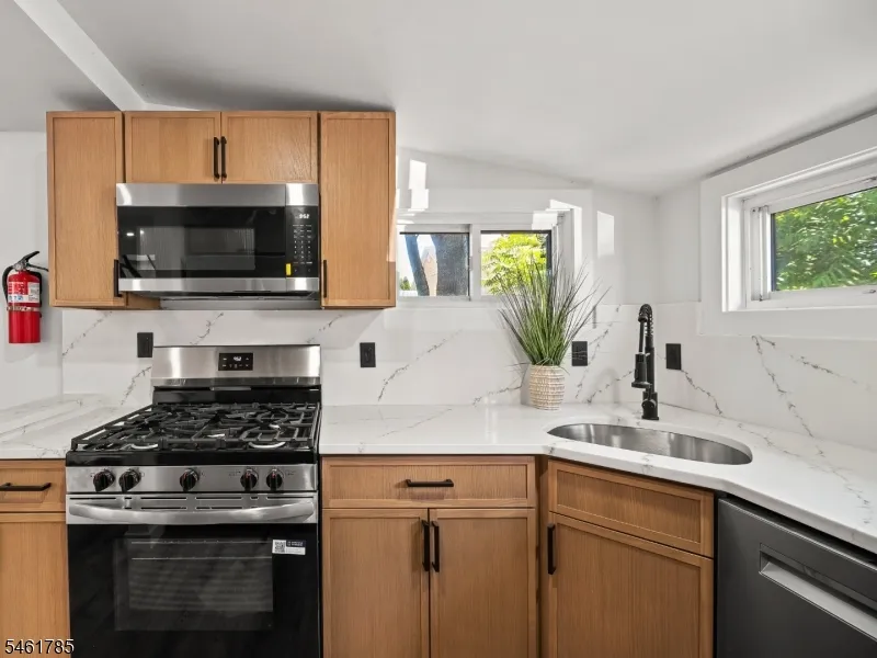 2 Knowles Ln Mount Olive, NJ 07828