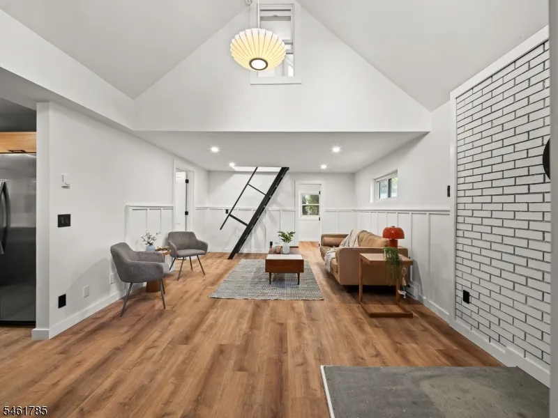 2 Knowles Ln Mount Olive, NJ 07828