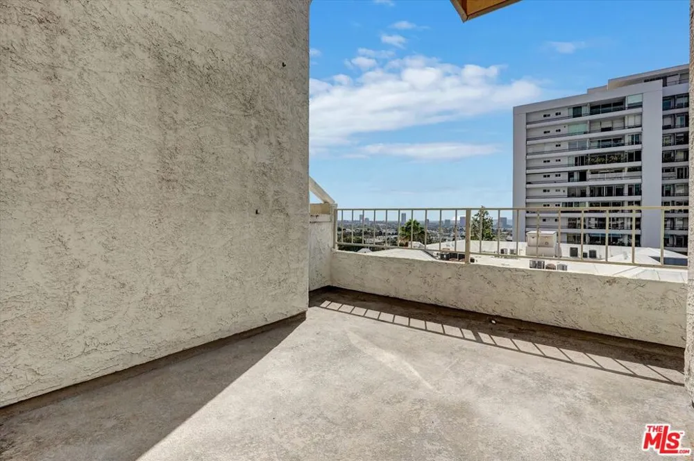 1140 Alta Loma Road #303 West Hollywood, CA 90069