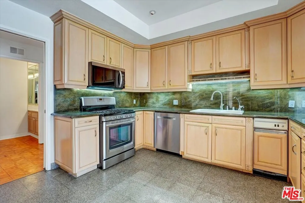 1140 Alta Loma Road #303 West Hollywood, CA 90069