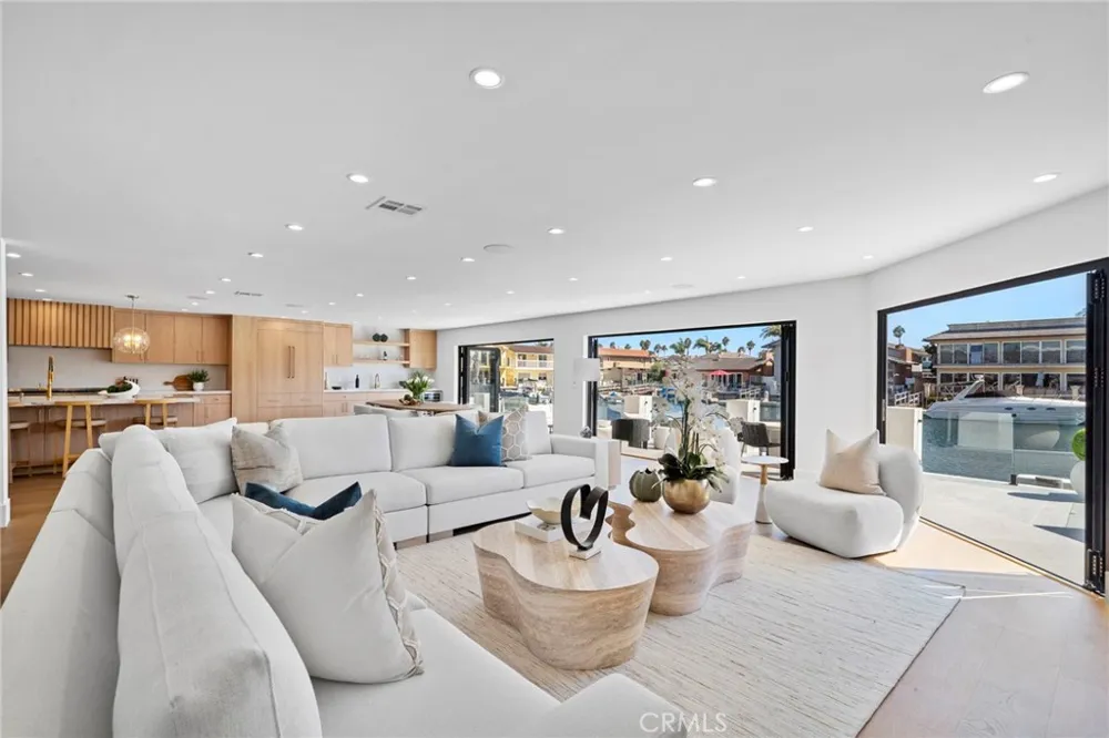 4042 Figaro Huntington Beach, CA 92649