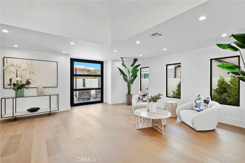 4042 Figaro Huntington Beach, CA 92649