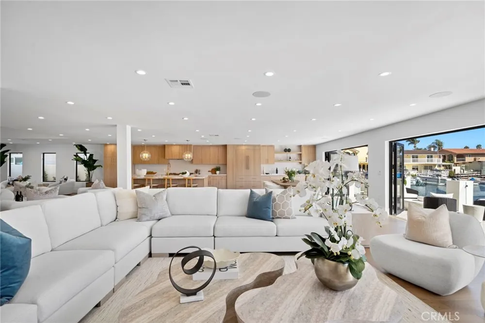 4042 Figaro Huntington Beach, CA 92649