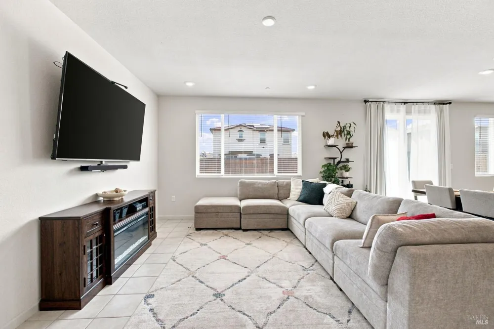 585 Shefford Drive Vacaville, CA 95687