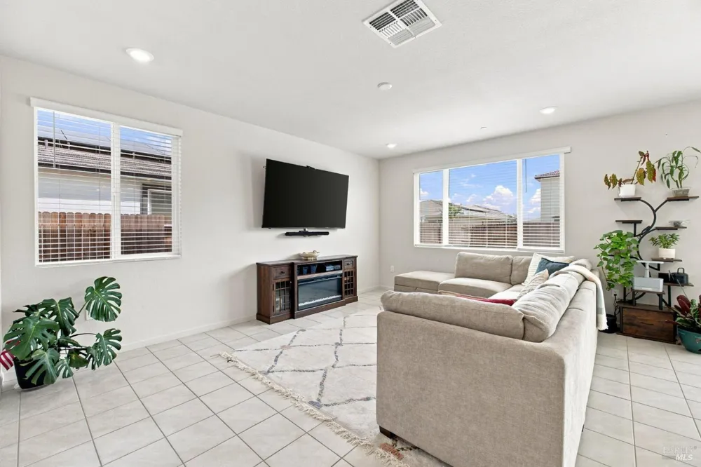 585 Shefford Drive Vacaville, CA 95687