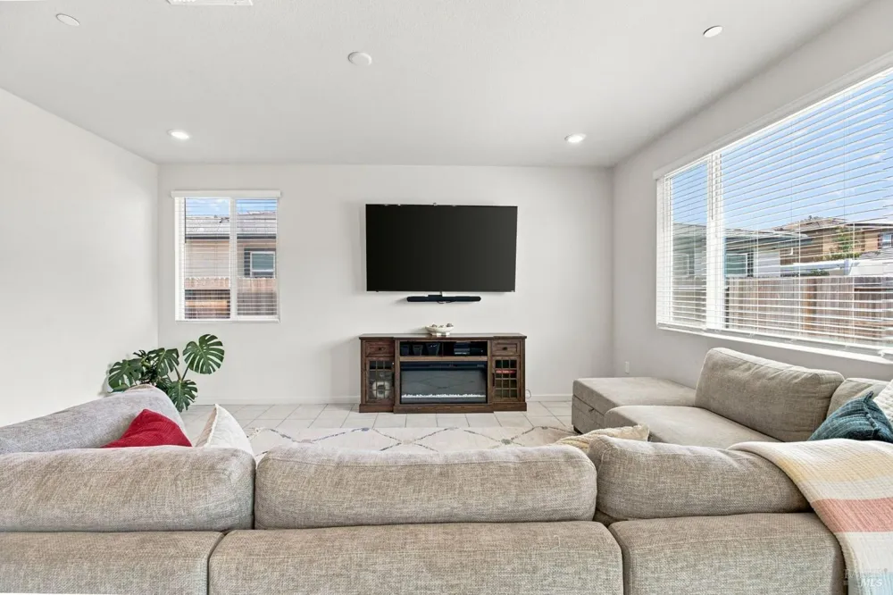 585 Shefford Drive Vacaville, CA 95687