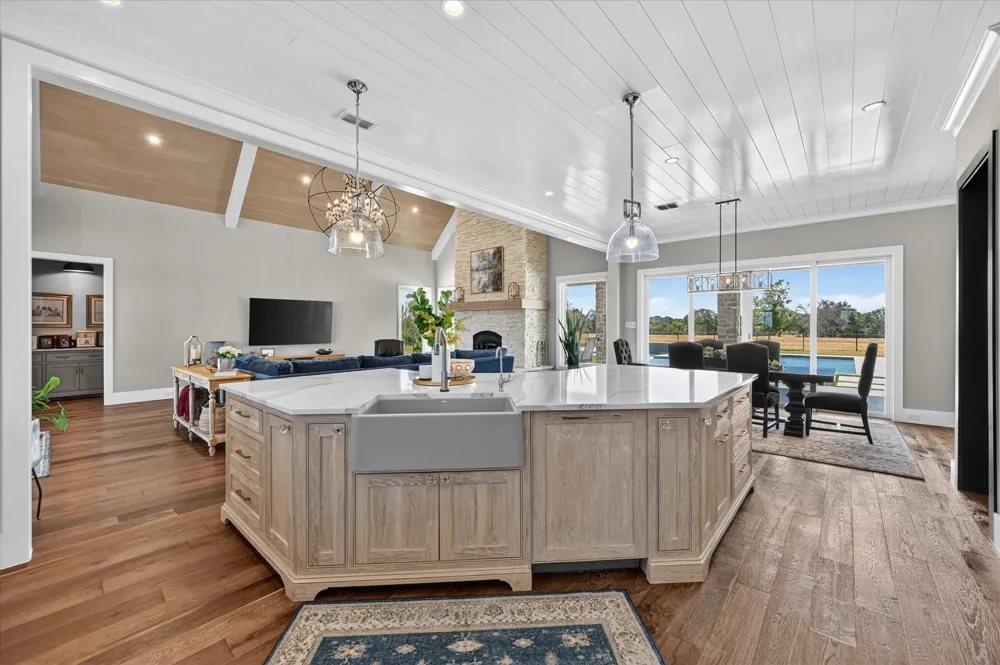 7490 County Road 423 Grandview, TX 76050