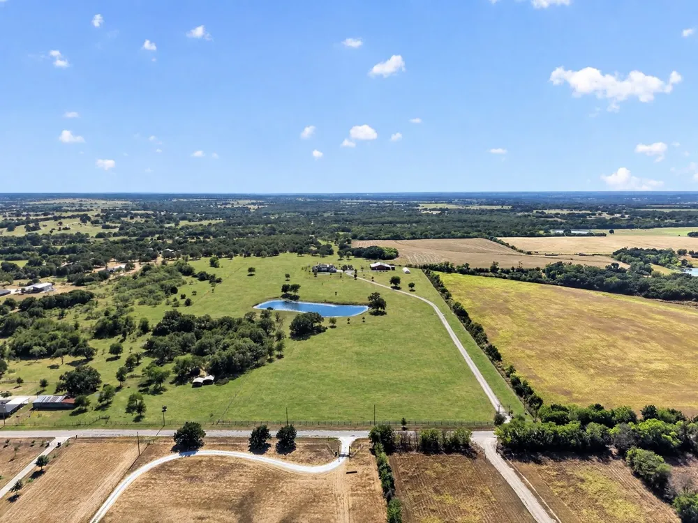 7490 County Road 423 Grandview, TX 76050