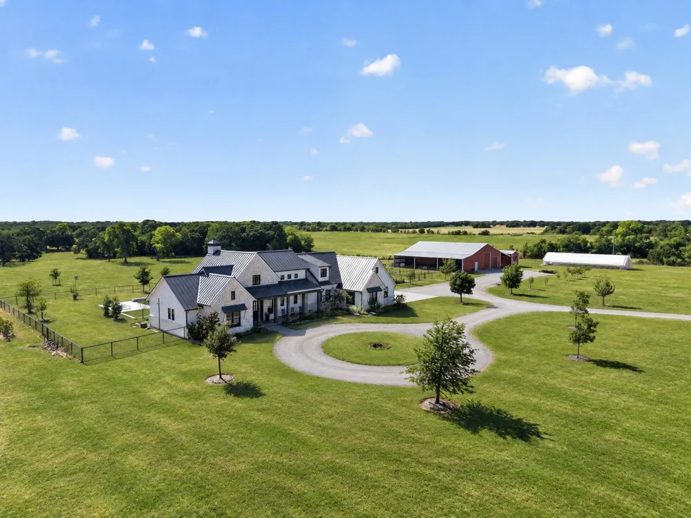 7490 County Road 423 Grandview, TX 76050