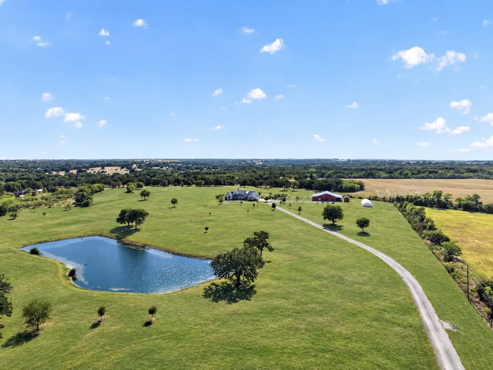 7490 County Road 423 Grandview, TX 76050