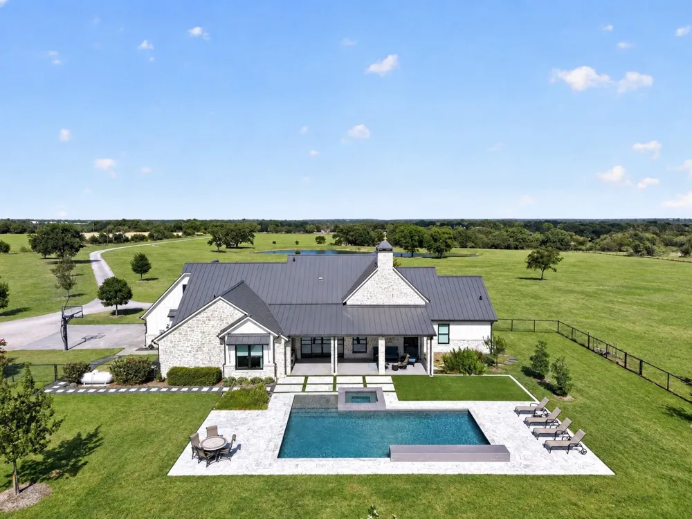 7490 County Road 423 Grandview, TX 76050