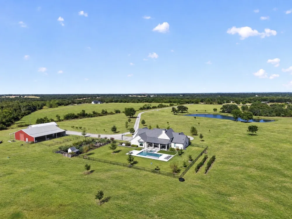 7490 County Road 423 Grandview, TX 76050